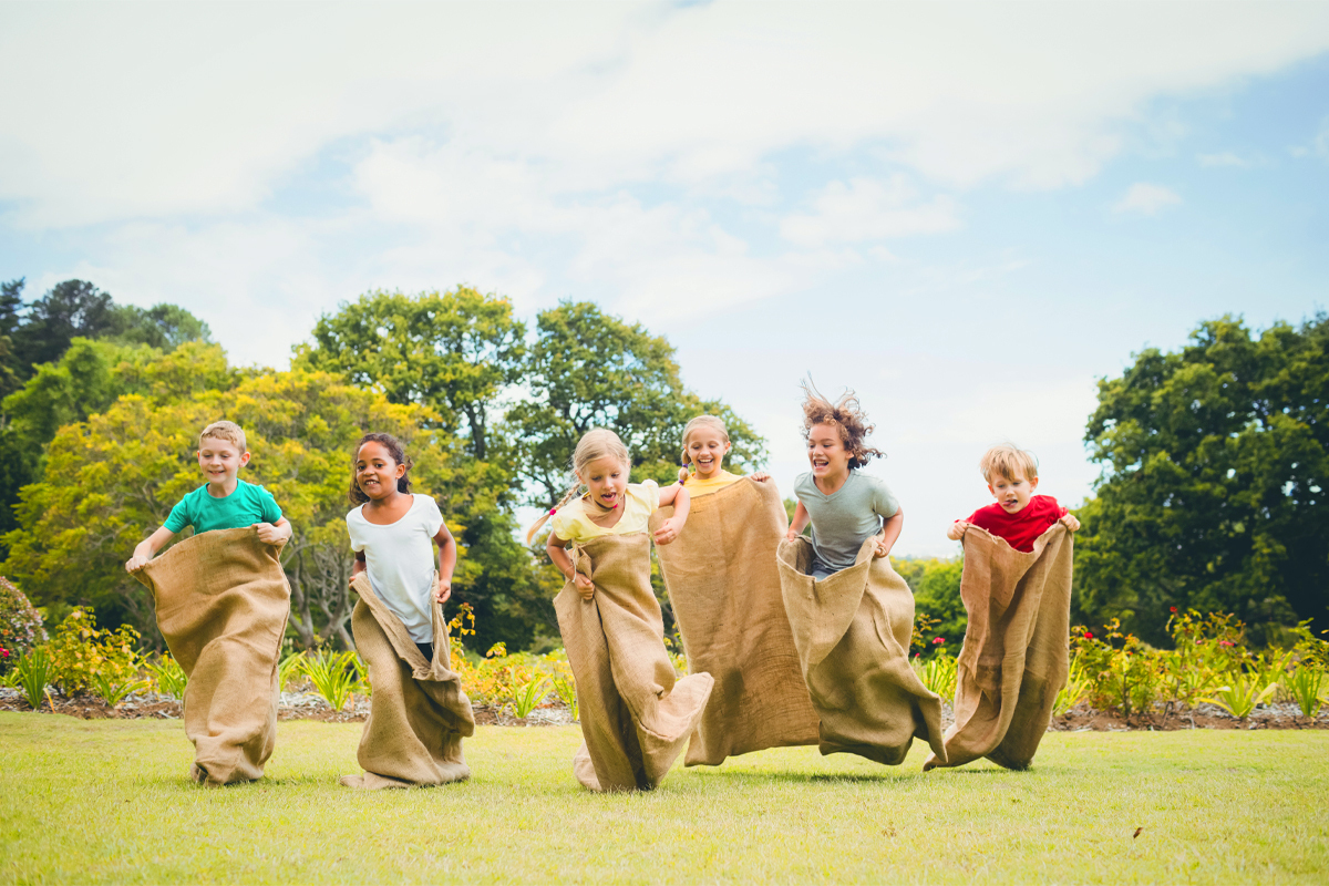 6 kids in the middle of a sack race